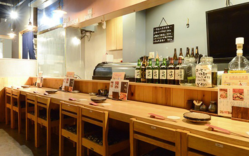 久米川駅前の焼き鳥居酒屋店内カウンター｜鶏心