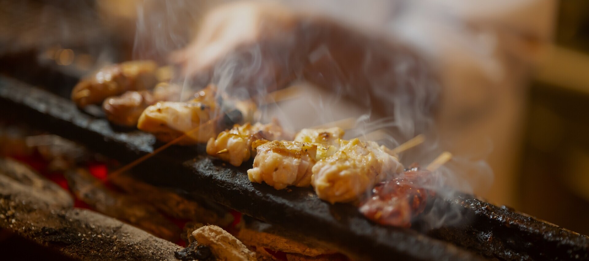 久米川駅前の炭火串焼き・鶏料理専門の焼き鳥居酒屋｜鶏心